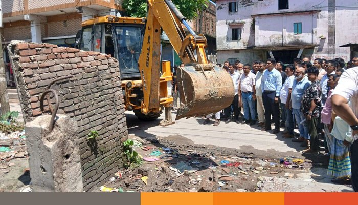 কাঞ্চন পৌরসভার শতবর্ষী উকিলবাড়ি সরকারী খাল উদ্ধারে প্রশাসনের উচ্ছেদ অভিযান