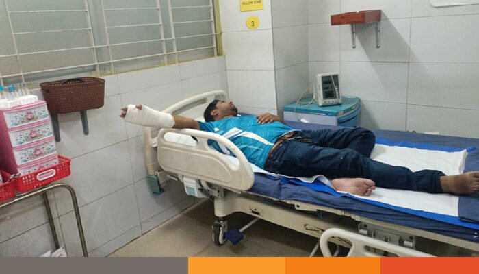 মেয়েদেরকে উত্যাক্তের প্রতিবাদ করায় সাংবাদিকের উপর হামলা মেয়েদেরকে উত্যাক্তের প্রতিবাদ করায় সাংবাদিকের উপর হামলা