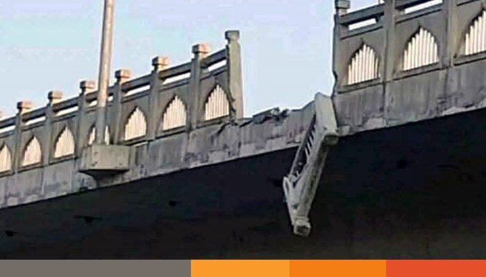 পিকআপ ভ্যানের ধাক্কায় বেকুটিয়া সেতুর রেলিং ভেঙে নিচে