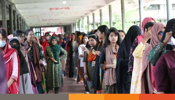 টিএসসি কেন্দ্রে ৩ ঘণ্টায় ভোট পড়েছে ৩৫ শতাংশ টিএসসি কেন্দ্রে ৩ ঘণ্টায় ভোট পড়েছে ৩৫ শতাংশ