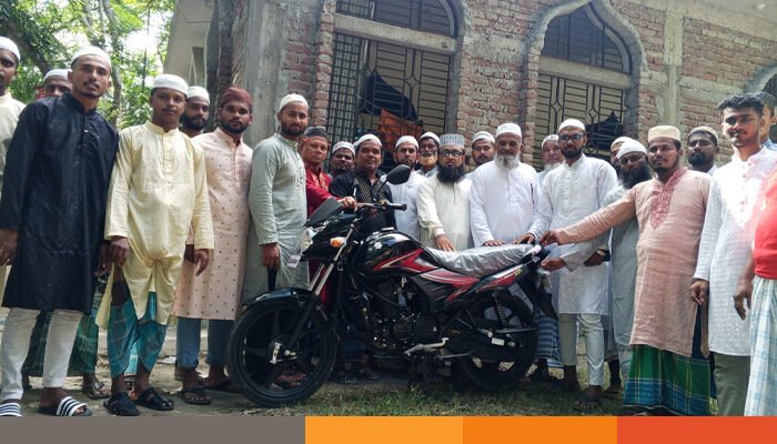 দুই যুগের ইমামতিতে মুসল্লিদের থেকে মোটরসাইকেল উপহার পেলেন ইমাম