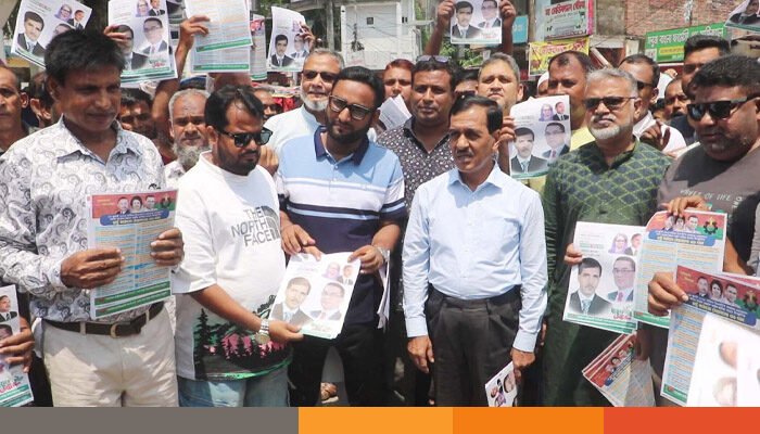 নওগাঁয় বিএনপি নেতার ৩১ দফার লিফলেট বিতরণ নওগাঁয় বিএনপি নেতার ৩১ দফার লিফলেট বিতরণ