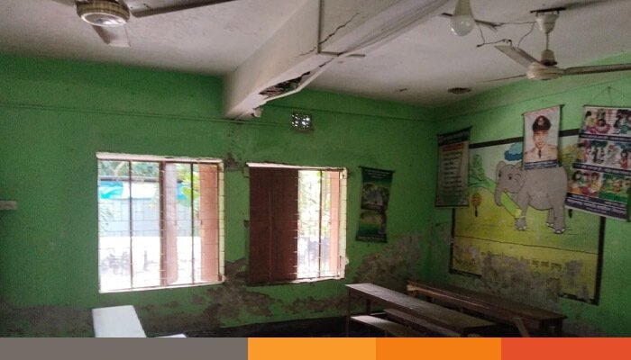 ২ শিক্ষার্থী আহতের পরেও ঠিক হয়নি মতলবে স্কুলের ছাদের খসে পরা পলেস্তার