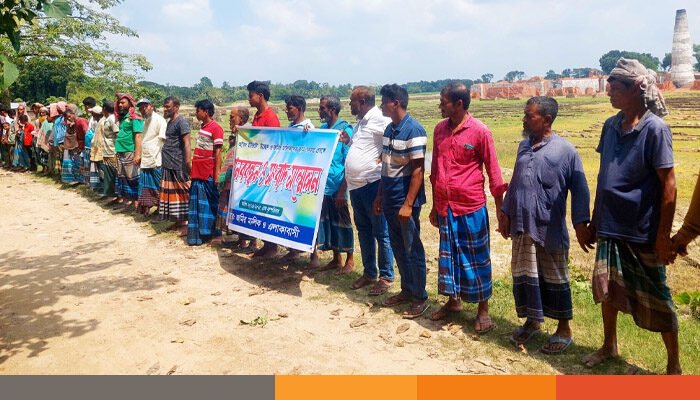 [2:02 pm, 25/09/2025] +880 1711-358112: ঝিনাইদহ সিজারিয়ান রোগীর মূত্রথলি ও ভুড়ি কেটে দেয়ার অভিযোগ, আইসিইউতে ভুক্তভোগী ঝিনাইদহ প্রতিনিধি : ঝিনাইদহের মহেশপুরে সিজারিয়ান অপারেশনের এক রোগীর মূত্রথলি ও ভুড়ি কেটে ফেলার অভিযোগ উঠেছে। গত ১৭ সেপ্টেম্বর বুধবার মহেশপুরের ঘুঘরি বাজারে আল আরাফাহ নার্সিং হোম এন্ড ডায়াগনস্টিক সেন্টারে এ ঘটনা ঘটে। ভুক্তভোগী নারী বর্তমানে যশোরের জেনারেল হাসপাতালের আইসিইউতে চিকিৎসাধীন রয়েছেন। এছাড়া ক্লিনিক কর্তৃপক্ষ সিজারিয়ান অপারেশনের আগে করা রোগীর আল্ট্রাসনোগ্রাম রিপোর্ট আটকে রেখেছে বলে অভিযোগ রোগীর স্বজনদের। ভুক্তভোগী রোগীর নাম স্বপ্না খাতুন (২৫)। তিনি মহেশপুরের রঘুনাথপুর গ্রামের সোহেল রানার স্ত্রী। রোগীর স্বজনরা জানায়, স্বপ্না খাতুনকে সিজারিয়ান অপারেশনের জন্য আল আরাফাহ নার্সিং হোম এন্ড ডায়াগনস্টিক সেন্টারে ভর্তি করা হয়। ভর্তির পর ১৭ সেপ্টেম্বর রাত সাড়ে ৭টার দিকে ওই নারী সিজারিয়ান অপারেশনের মাধ্যমে সন্তান জন্ম দেন। কিন্তু অপারেশনের সময় রোগীর মুত্রথলি কেটে ফেলেন চিকিৎসক। এমনকি ওই নারীর ভুড়িতে বেশ কয়েকটি ছিদ্র করে ফেলা হয়। এতে অতিরিক্ত রক্তক্ষরণ শুরু হয়। এক পর্যায়ে রক্ত ও প্রস্রাব পেটের ভেতরে জমতে শুরু করলে রোগীর অবস্থা জটিল আকার ধারণ করে। পরে ডায়াগনস্টিক সেন্টার থেকে রোগীকে যশোরের একটি হাসপাতালে ভর্তি করেন স্বজনরা। সেখানে আইসিইউতে সঙ্কটাপন্ন অবস্থায় চিকিৎসাধীন রয়েছেন রোগী। ঘুঘরি বাজারের স্থানীয় কয়েকজন ব্যবসায়ী নাম প্রকাশ না করার শর্তে বলেন, ডায়াগনস্টিক সেন্টারের মালিক কাজল মেম্বার। প্রভাব খাটিয়ে মানুষকে চিকিৎসার নামে হয়রানি করে আসছে। আল আরাফাহ ডায়াগনস্টিক সেন্টারে এর আগেও ভুল চিকিৎসায় মানুষের ক্ষয়ক্ষতির ঘটনা ঘটেছে। এদিকে স্বপ্না খাতুনের ভাই মনসুর হোসেন মিয়াজি বলেন, ভুয়া ডাক্তার এনে অপারেশন করিয়ে আমার বোনকে মৃত্যুর পথে ঠেলে দিয়েছে ডায়াগনস্টিক সেন্টারের মালিক। আমরা রোগীকে যশোরের একটি হাসপাতালে আইসিইউতে ভর্তি করেছি। সিজারিয়ান অপারেশনের আগে করা আল্ট্রাসনোগ্রাম রিপোর্টটাও তারা দিচ্ছে না। যশোরের হাসপাতাল থেকে রিপোর্টটা চাচ্ছেন। এসব নিয়ে ডায়াগনস্টিক সেন্টারে কথা বলতে গেলে তারা হুমকি ধামকি দিচ্ছে। আমরা আইনের আশ্রয় নেবো। আল আরাফাহ ডায়াগনস্টিক সেন্টারের মালিক কাজল ভুইয়া বলেন, দুর্ঘটনা ঘটতেই পারে। আমরা রোগীর চিকিৎসার ব্যবস্থা করব। রোগী আমার প্রতিবেশী, তারা যা পারে করুক। আপনাদের (সাংবাদিক) মাথা ঘামানোর কিছু নেই। ডায়াগনস্টিক সেন্টারের অনুমোদন আছে কিনা ও সিজারিয়ান অপারেশন করা চিকিৎসকের পরিচয় সম্পর্কে প্রশ্ন করলে তিনি বলেন, অনুমোদন আছে। চিকিৎসকের নাম সোহেল রানা। তিনি কোটচাঁদপুর উপজেলা হাসপাতালের ডাক্তার। তবে কোটচাঁদপুর উপজেলা স্বাস্থ্য কমপ্লেক্সে খবর নিয়ে জানা গেছে, সেখানে সোহেল রানা নামে কোনো চিকিৎসক নেই। পরে এ ব্যাপারে ক্লিনিক মালিককে জিজ্ঞেস করলে তিনি বলেন, ডাক্তার কে, কোথায় চাকরি করেন সেটা দিয়ে কাজ কি? সবকিছু দেখছি, কি করা যায়। এদিকে সরেজমিনে ওই ক্লিনিকে গিয়ে কাউকে পাওয়া যায়নি। ক্লিনিকের অফিস কক্ষ তালাবদ্ধ পাওয়া যায়। দ্বিতীয় তলায় দুজন নার্স ছাড়া ক্লিনিকে কাউকেই পাওয়া যায়নি। এসময় নার্সদের সঙ্গে কথা বলার চেষ্টা করলে তারা বলেন, আমরা কোনো কথা বলতে পারব না। কথা বললে আমাদের চাকরি চলে যাবে। নামপ্রকাশ না করার শর্তে একজন নার্স বলেন, আমরা অল্প টাকা বেতনে চাকরি করি। এখানে অপারেশনের জন্য যেসব ডাক্তার আনা হয়, তাদের সম্পর্কে মানুষের অনেক ক্ষোভ৷ কিন্তু কেউ ভয়ে মুখ খুলতে পারে না। স্থানীয়দের অভিযোগ, অভিজ্ঞ ডাক্তার ছাড়া নিয়মিত সিজারিয়ান অপারেশন করে ক্লিনিক কর্তৃপক্ষ। স্থানীয় কোয়াক/হাতুড়ে ডাক্তার জামাল মিয়া ক্লিনিকে চিকিৎসক পরিচয় দিয়ে রোগী দেখের। যার কোনো ডাক্তারী সনদ নেই। জেলা সিভিল সার্জন ডা. মো. কামরুজ্জামান বলেন, এধরণের ঘটনা অত্যন্ত অমানবিক। ঘটনাস্থলে মহেশপুর উপজেলা স্বাস্থ্য কর্মকর্তাকে খোঁজখবর নেয়ার জন্য পাঠানো হয়েছে। ঘটনার সত্যতা পেলে ওই ক্লিনিকের বিরুদ্ধে যথাযথ ব্যবস্থা নেয়া হবে। মিশন আলী ঝিনাইদহ ০১৭১১-৩৫৮১২২ [2:33 pm, 25/09/2025] +880 1711-358112: কালীগঞ্জে জমি দখল করে ইটভাটা, প্রতিবাদে মানববন্ধন