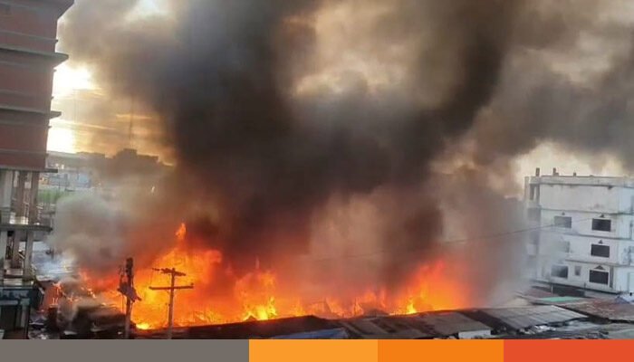 গাজীপুরে কাঁচাবাজারে ভয়াবহ আগুন গাজীপুরে কাঁচাবাজারে ভয়াবহ আগুন