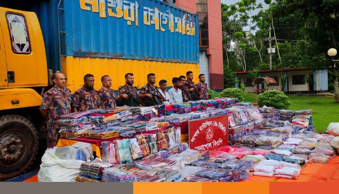 বেনাপোলে কার্গো ট্রাকসহ আড়াই কোটি টাকার অবৈধ ভারতীয় পণ্য জব্দ, আটক ২