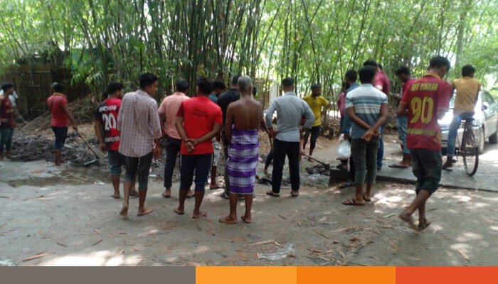 পানি বন্দি ২০ পরিবারের জলাবদ্ধতা নিরসন করলেন তেতুলিয়া বিএনপির নেতা কর্মীরা পানি বন্দি ২০ পরিবারের জলাবদ্ধতা নিরসন করলেন তেতুলিয়া বিএনপির নেতা কর্মীরা