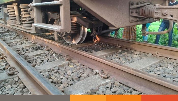 জয়পুরহাটে বগি লাইনচ্যুত, উত্তরাঞ্চলের সঙ্গে সারাদেশের ট্রেন যোগাযোগ বন্ধ