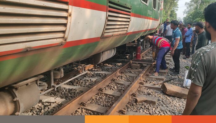 জয়পুরহাটে বগি লাইনচ্যুত, ৫ঘন্টা পর ট্রেন চলাচল স্বাভাবিক