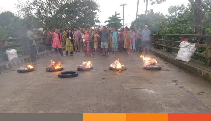 খাগড়াছড়ির আধাবেলার সড়ক অবরোধ চলছে খাগড়াছড়ির আধাবেলার সড়ক অবরোধ চলছে