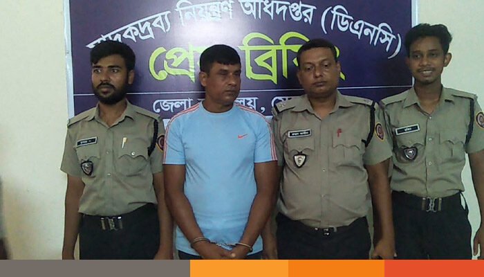 মেহেরপুরে হেরোইনসহ আটক সাবেক সেনা সদস্য মেহেরপুরে হেরোইনসহ আটক সাবেক সেনা সদস্য